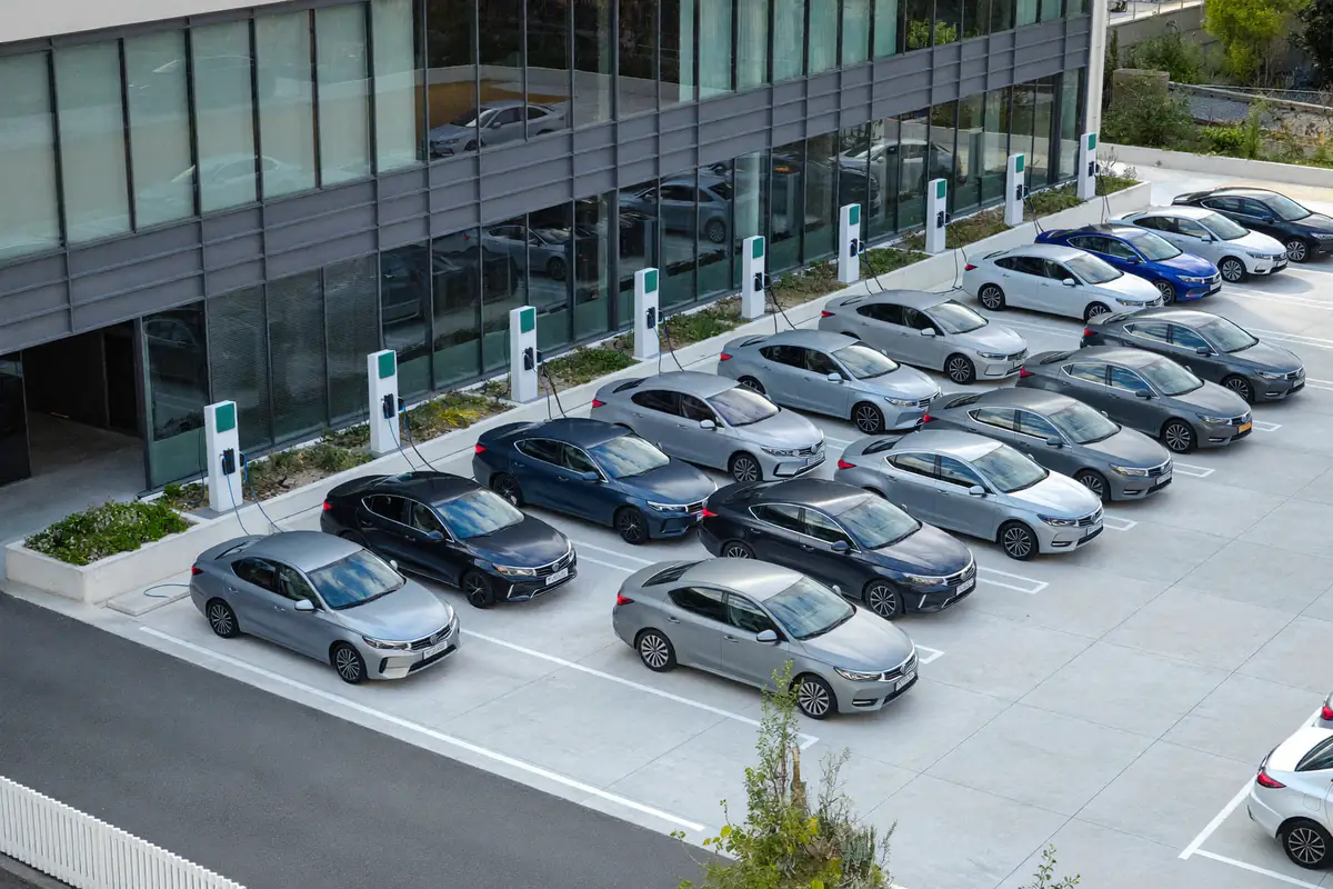 Parque de estacionamento de empresa com postos de carregamento